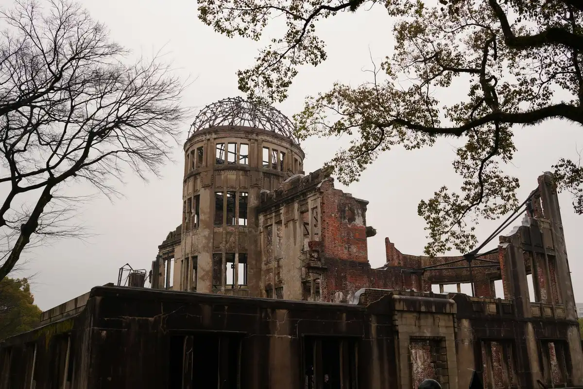 Archiwalne nagranie z bombardowania Warszawy w 1939 roku z dymu i zniszczeń
