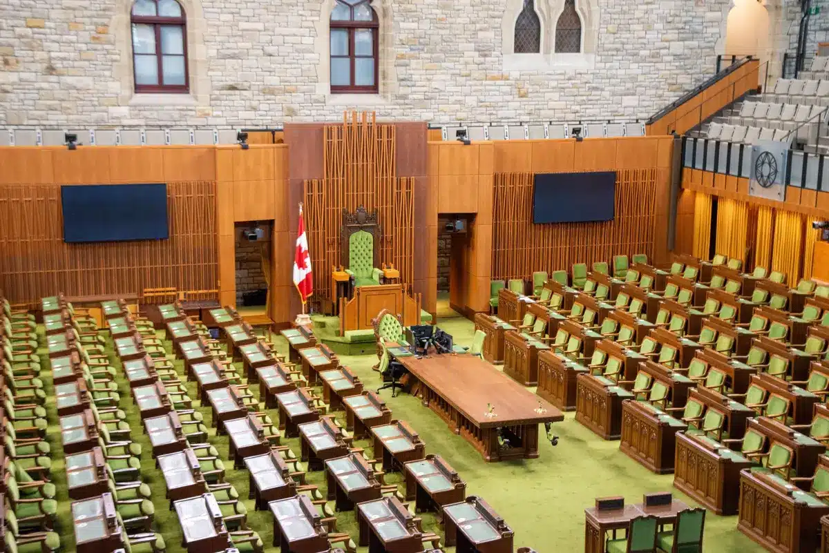 Dokumenty legislacyjne i pióro na biurku w urzędzie rządowym