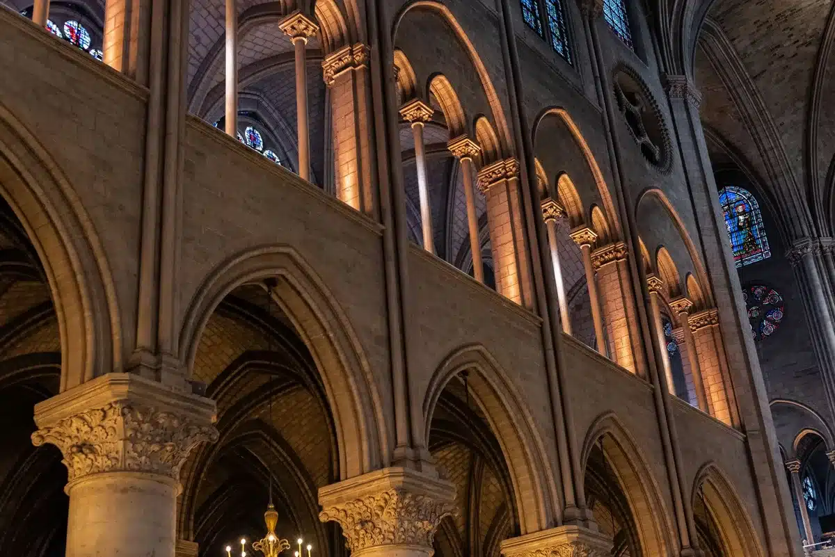 Wnętrze katedry Notre-Dame z witraża i ołtarzem