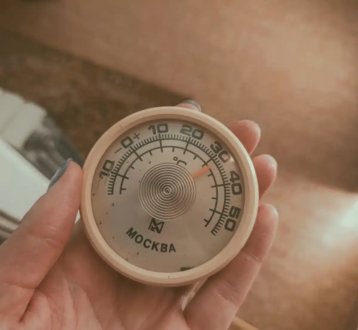 Termometr pokazujący różne progi temperatur w miejscu pracy