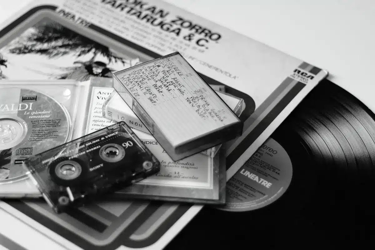 Płyty winylowe i kasety z lat 90., symbolizujące nostalgię za muzyką z tamtych czasów