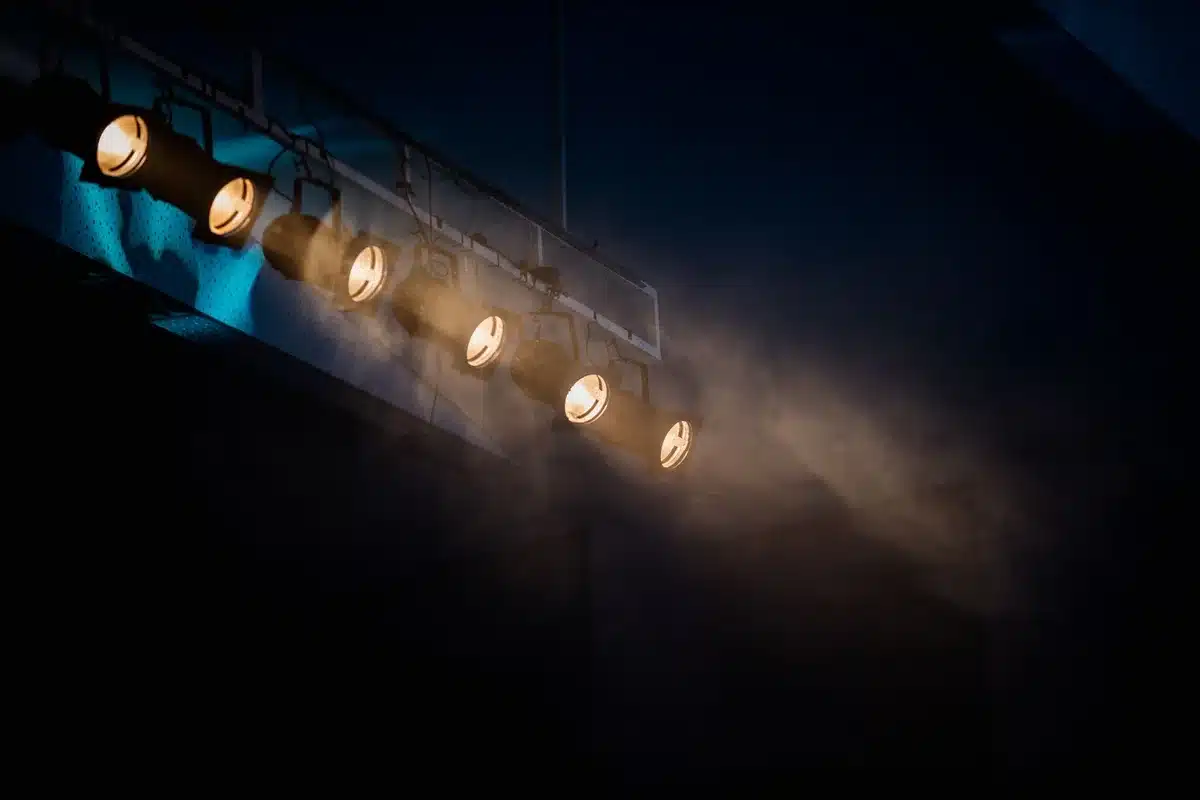 Scena teatralna oświetlona reflektorem, symbol kariery artystycznej