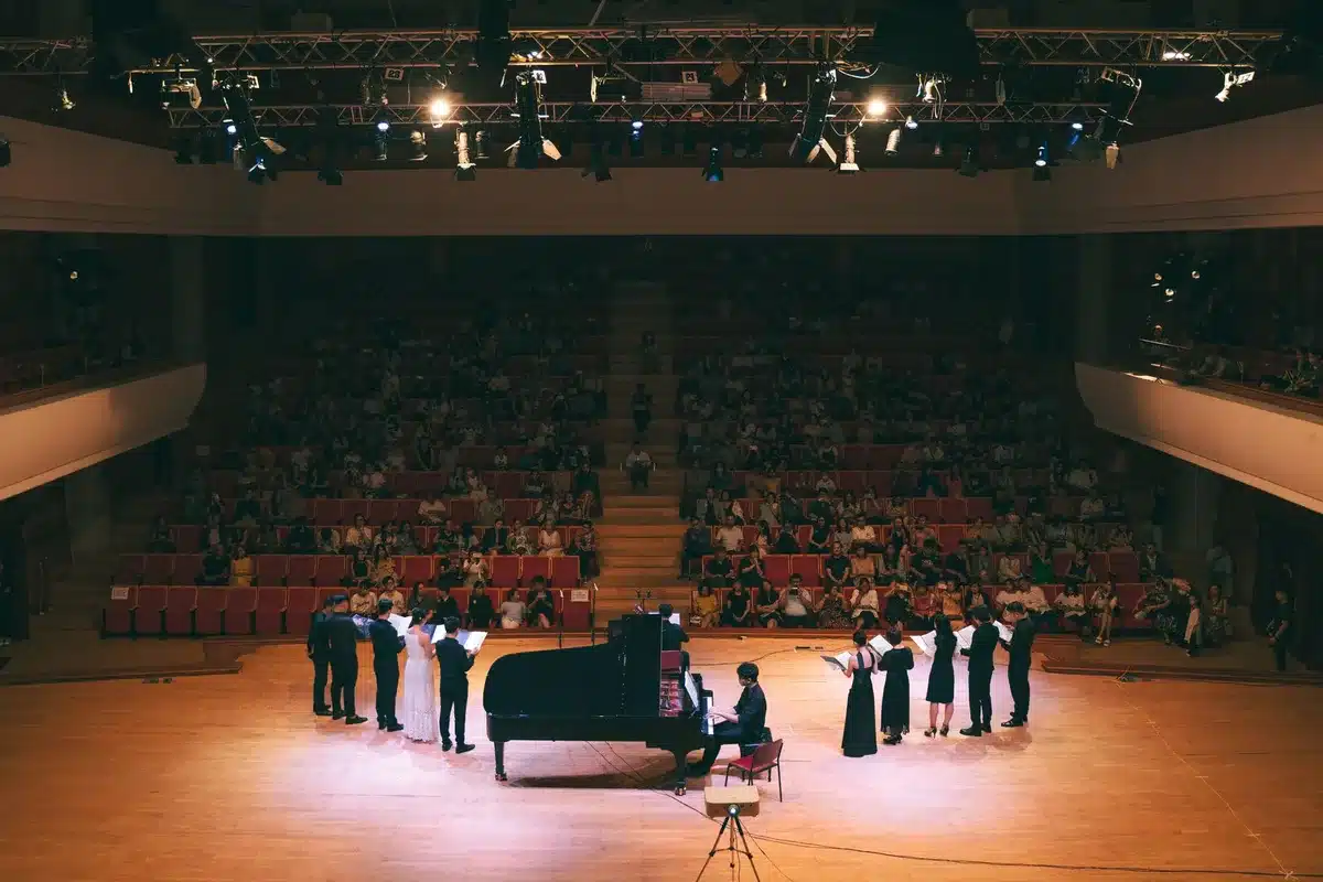 Kolaż obrazów przedstawiających wystawę sztuki, spektakl teatralny, projekcję filmową i koncert muzyczny