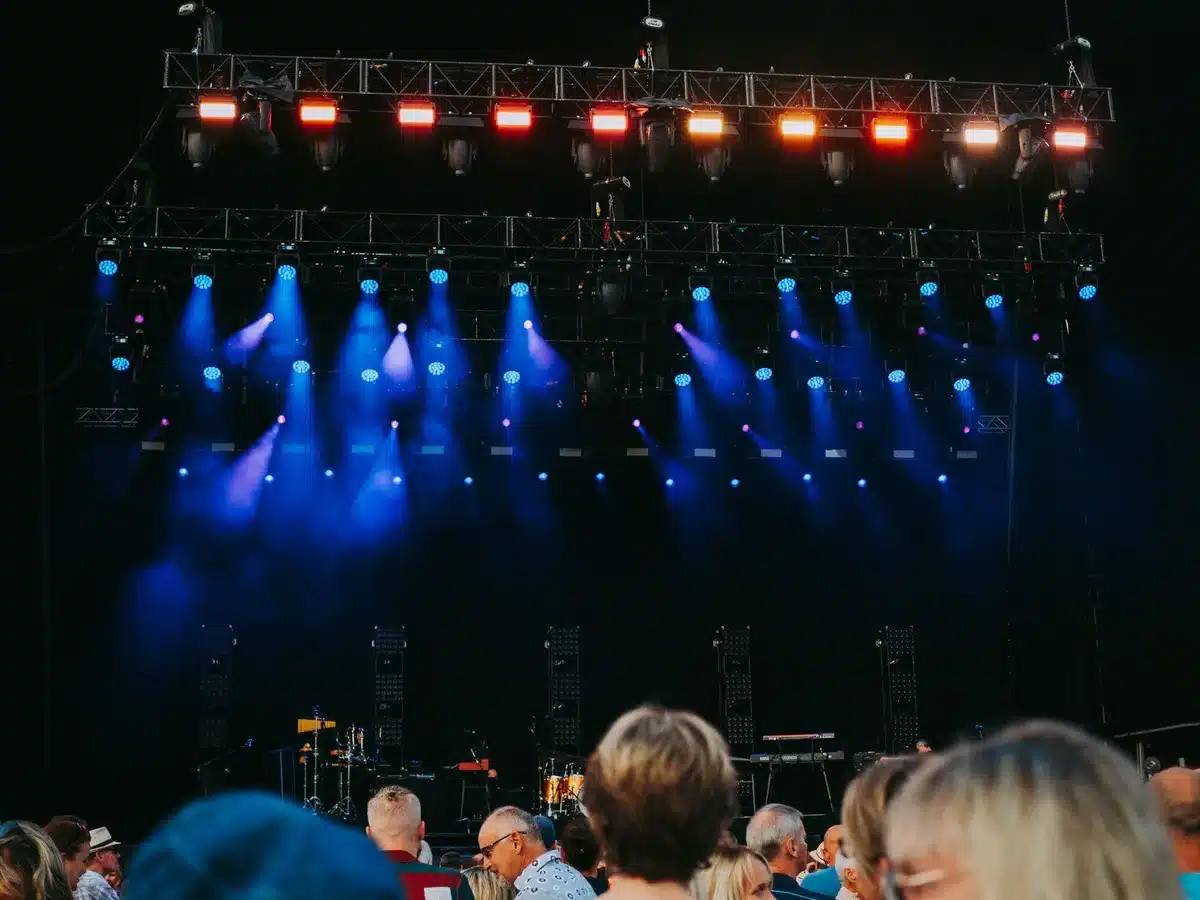 Tłum widzów na festiwalu muzycznym podczas finałowego wieczoru