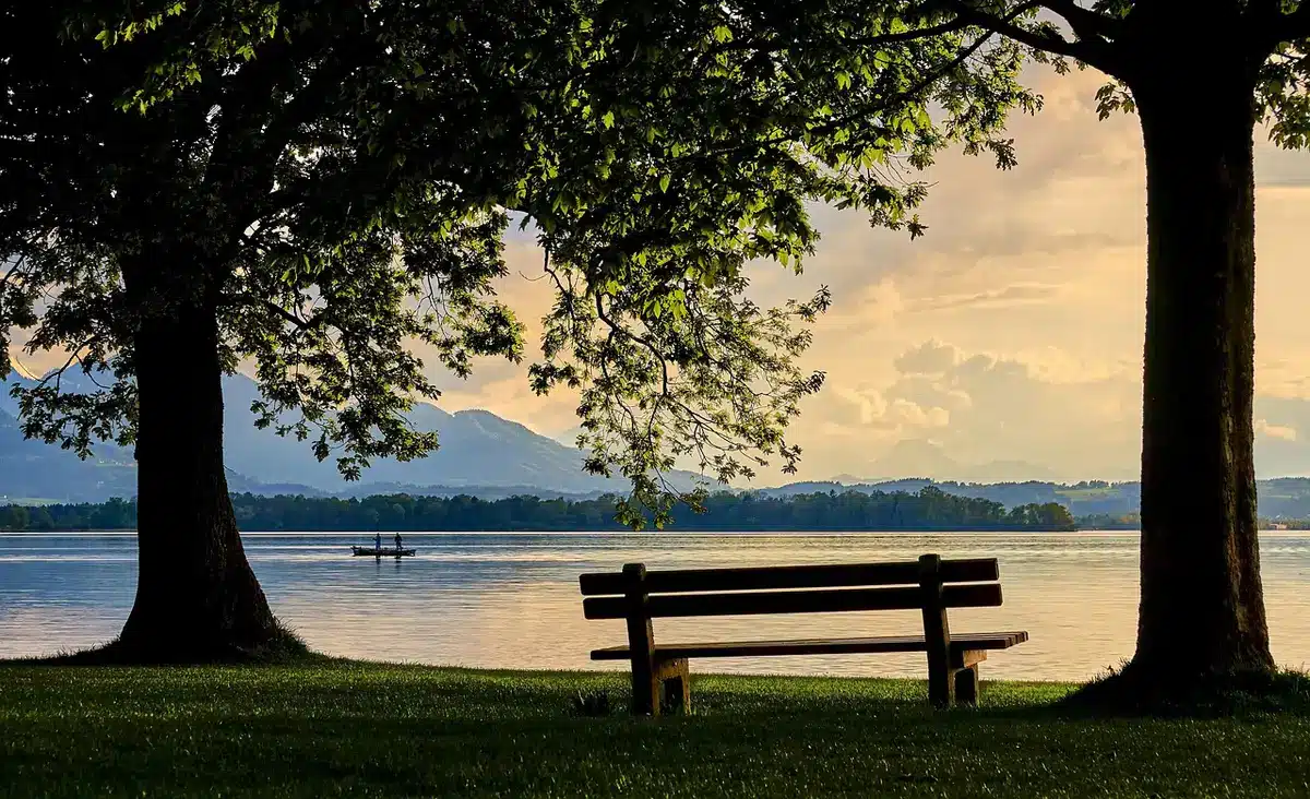 Anonimowa para siedzi na ławce w parku, atmosfera pierwszego spotkania