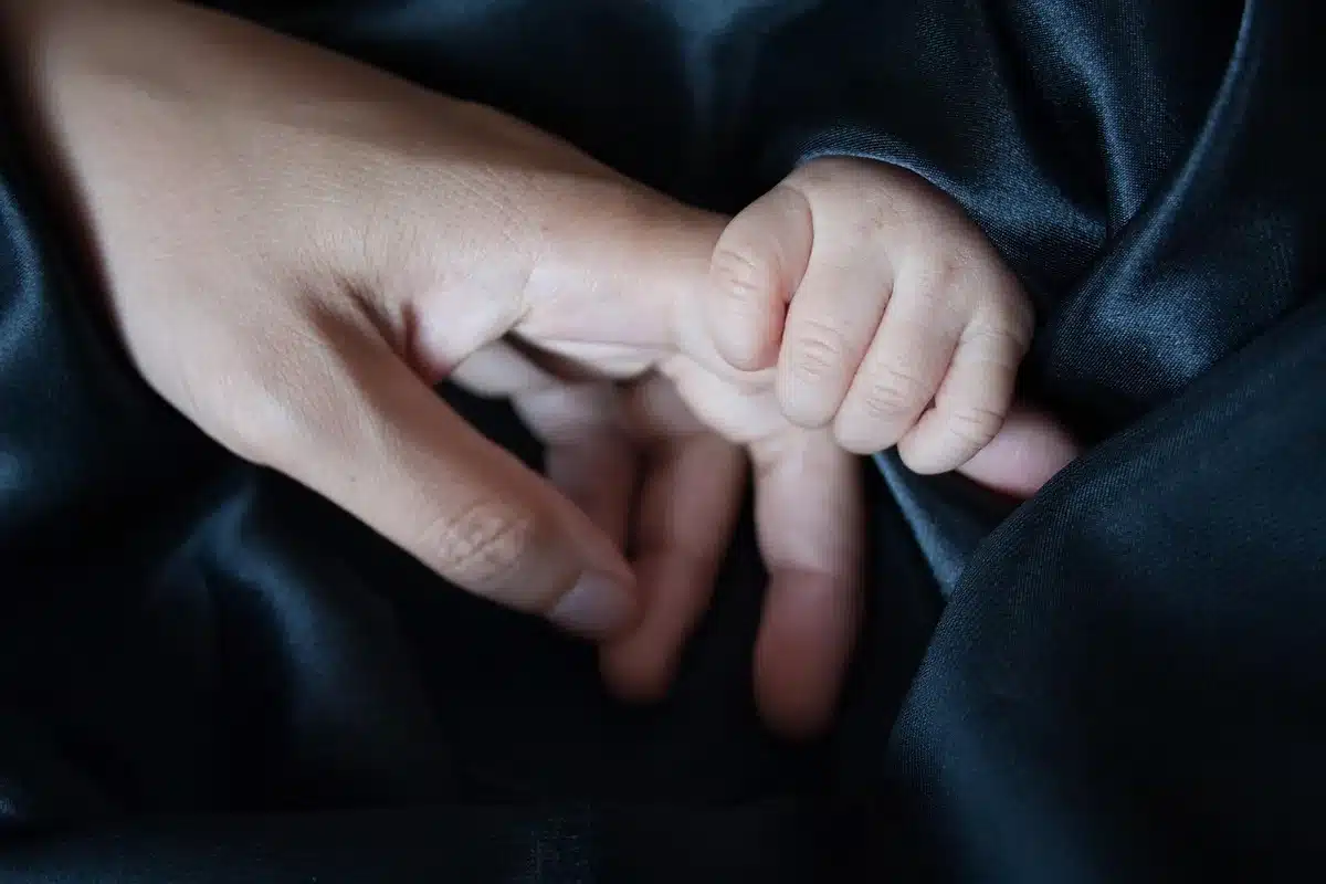 Dorosły z dystansem słucha nastolatków, sylwetki w przytulnym wnętrzu
