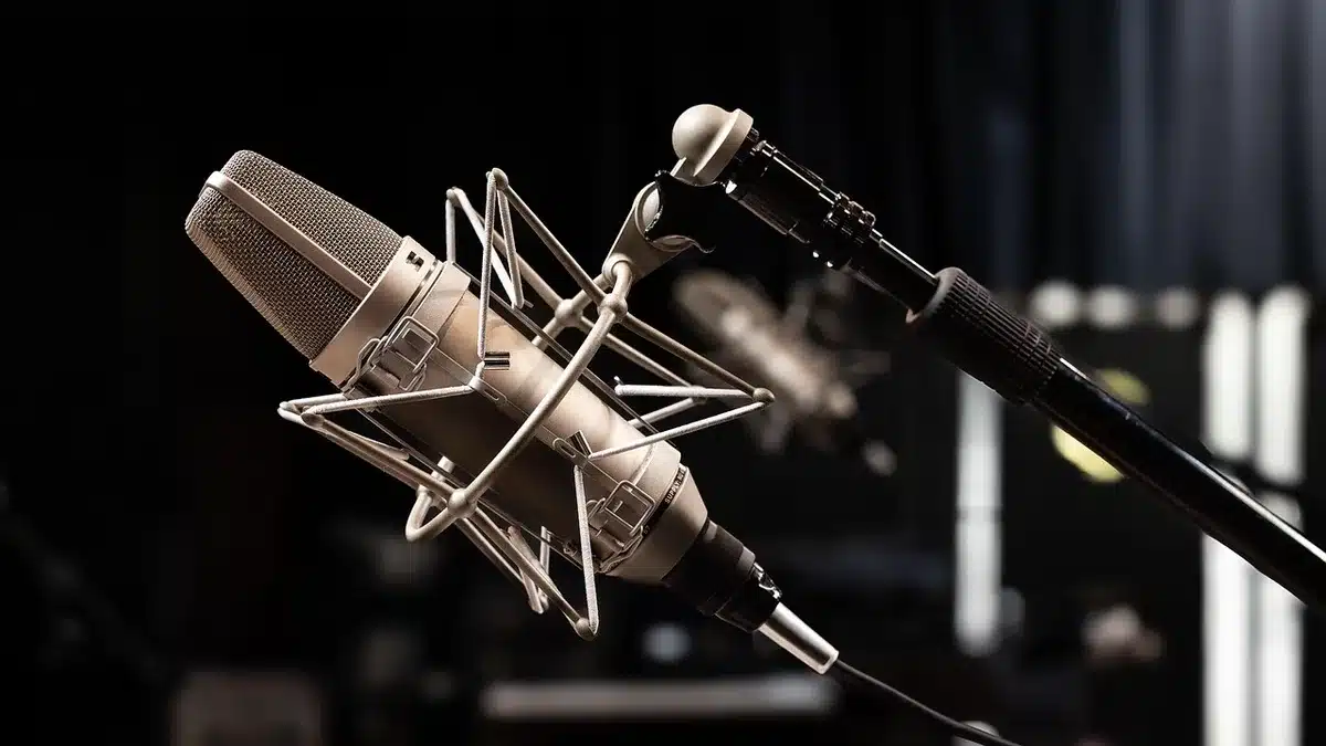 Studio nagraniowe z konsoletą i instrumentami podczas pracy nad płytą