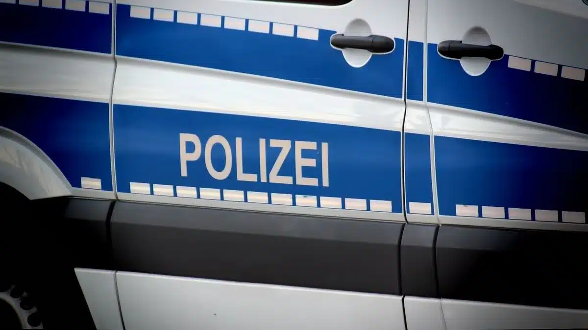 Puste biuro przesłuchań z krzesłem i mikrofonem symbolizujące trwające postępowanie