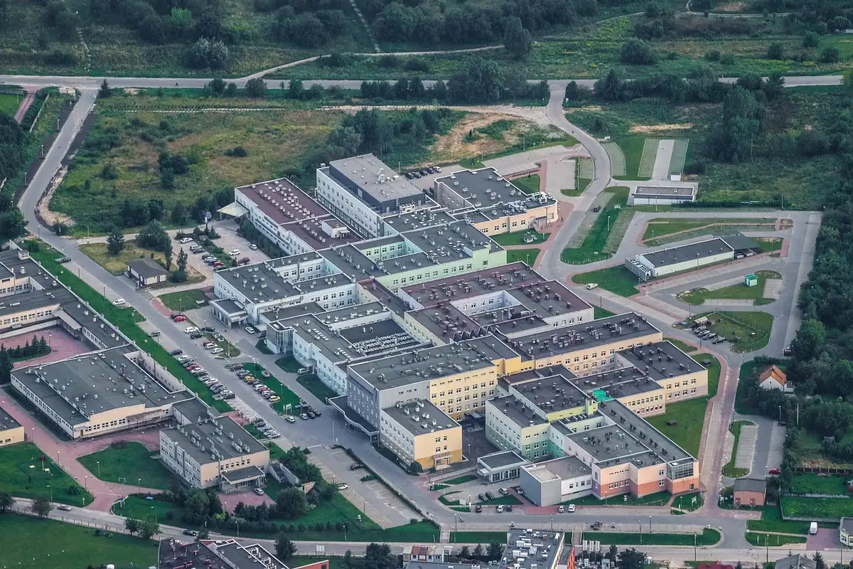 Prace remontowe w klinice onkologii dziecięcej, rusztowania i sprzęt budowlany