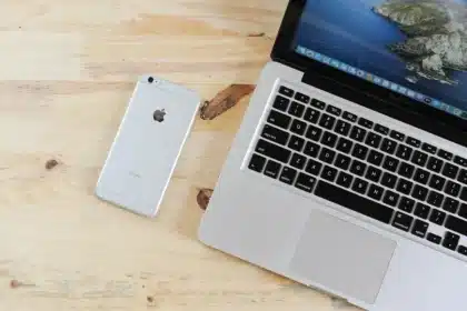 Podróżnik planuje wyjazd na laptopie i smartfonie z inspiracjami z destynacji na ekranie