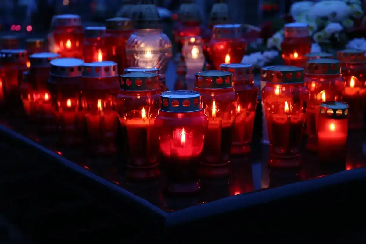 Świeca pamięci na tle Ground Zero
