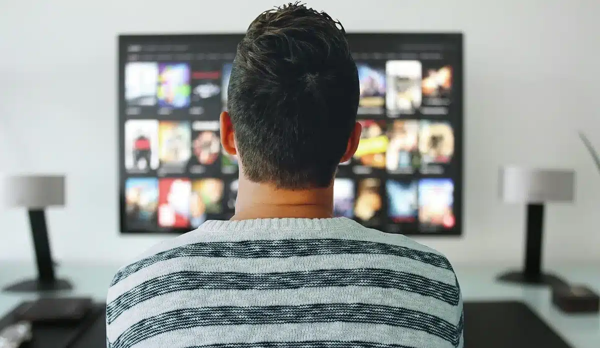 Smartfon z komentarzami w mediach społecznościowych i pilot telewizyjny na kanapie
