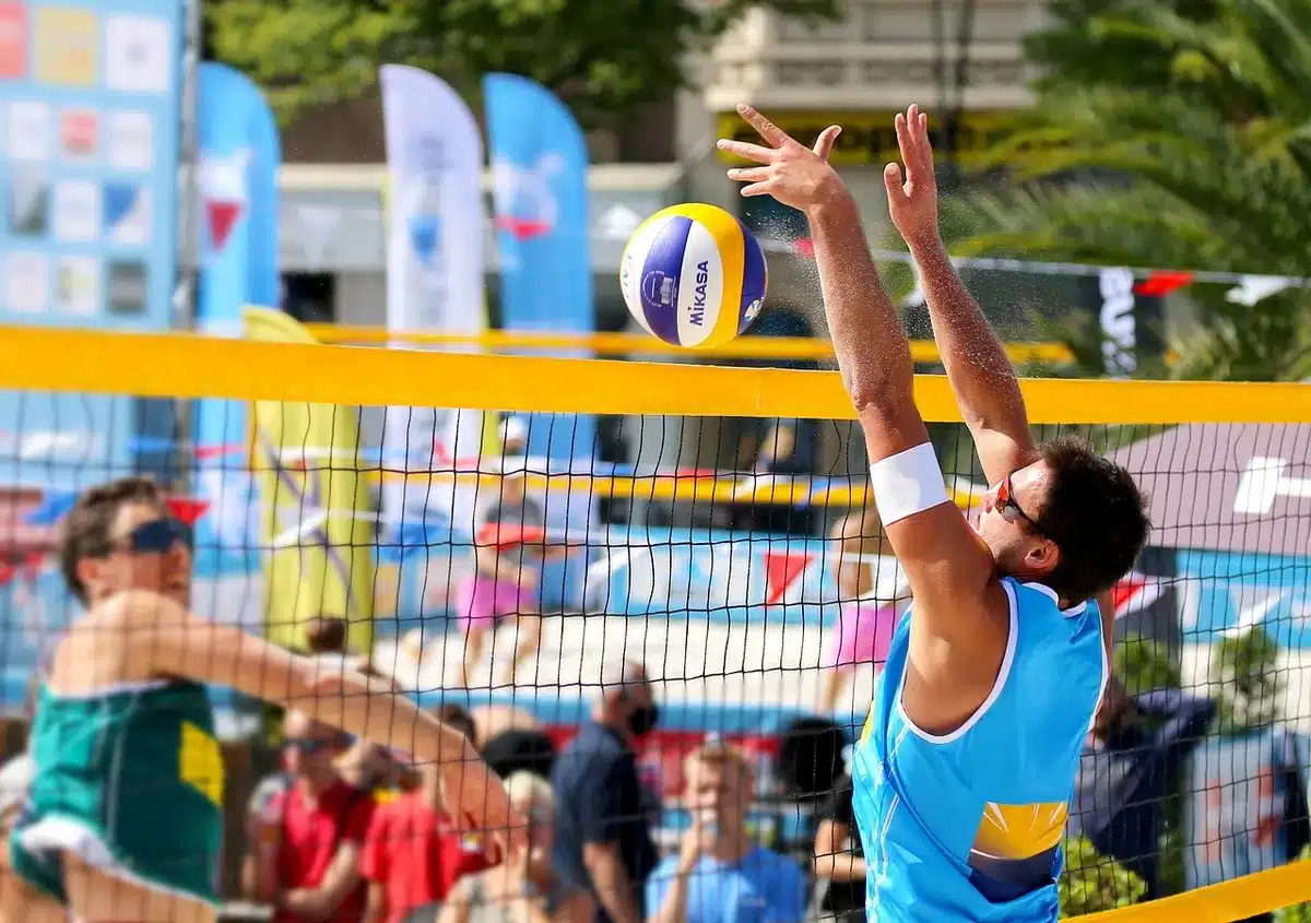 Pusta hala sportowa z siatką i piłką na boisku