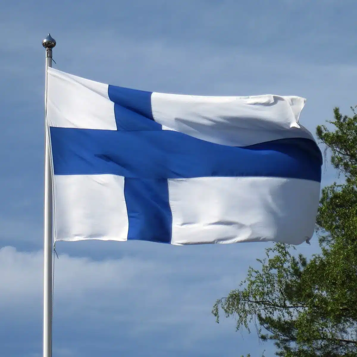 Anonimowe sylwetki polityków i fragmenty flag UE i Niemiec
