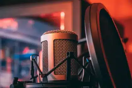 Zbliżenie vintage mikrofonu i programu teatralnego na ławce za kulisami