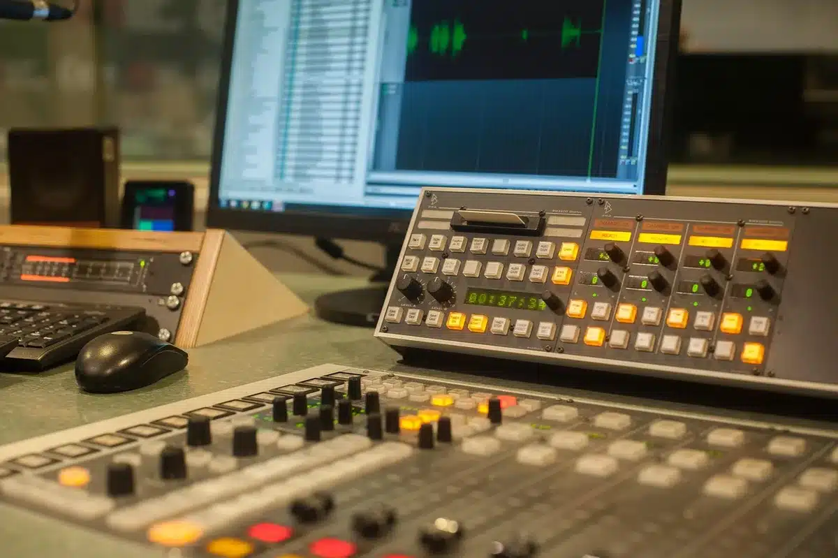 Stary drewniany biurko ze stosami książek i tablicą w stylizowanym studiu radiowym