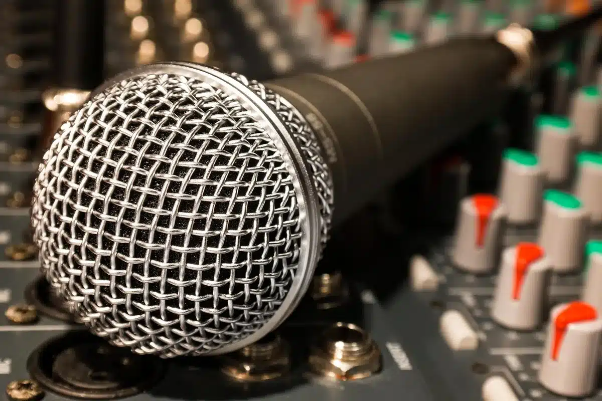 Zespół w studio telewizyjnym podczas przemiany garderoby