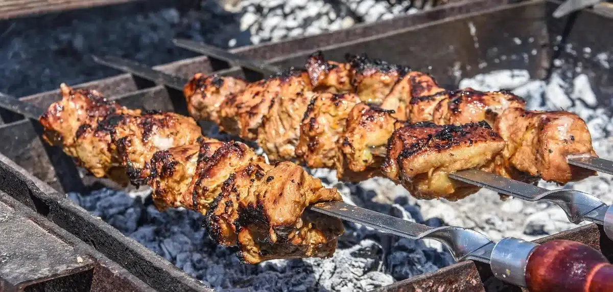 Imprezowy stół z grillem i limuzyna zaparkowana obok