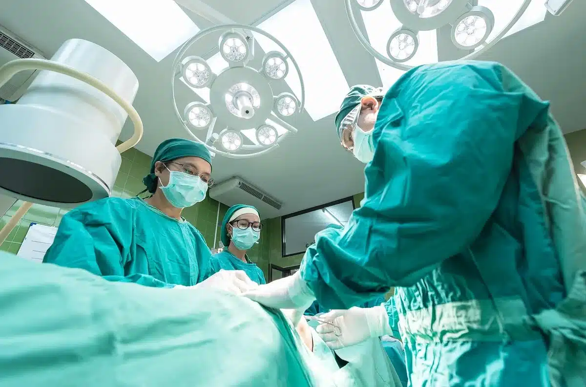 Pusta poczekalnia kliniki medycznej przypominająca miejsce zabiegów