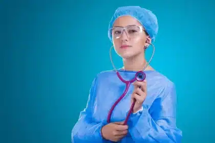 Korytarz kliniki z dokumentami i rękawiczkami na stole, symbol procedury medycznej