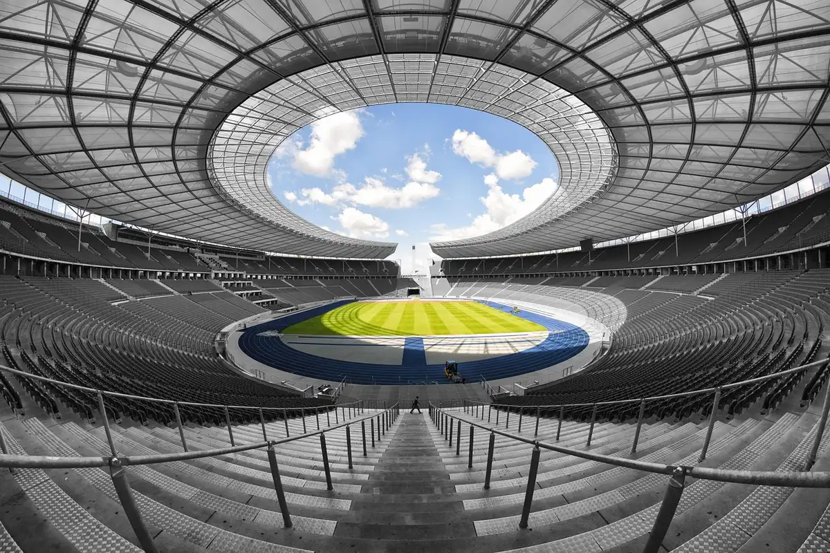 Szerokie ujęcie sceny koncertowej na stadionie