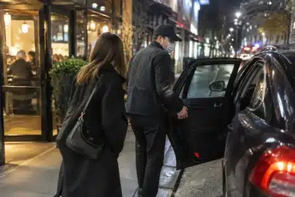 Adele na zdjęciach: w maseczce wsiada do auta po randkowym spotkaniu z ukochanym