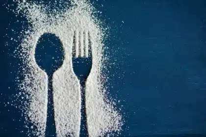 Silhouetki dorosłych przy kuchennym stole w patchworkowym domu z zabawkami w tle