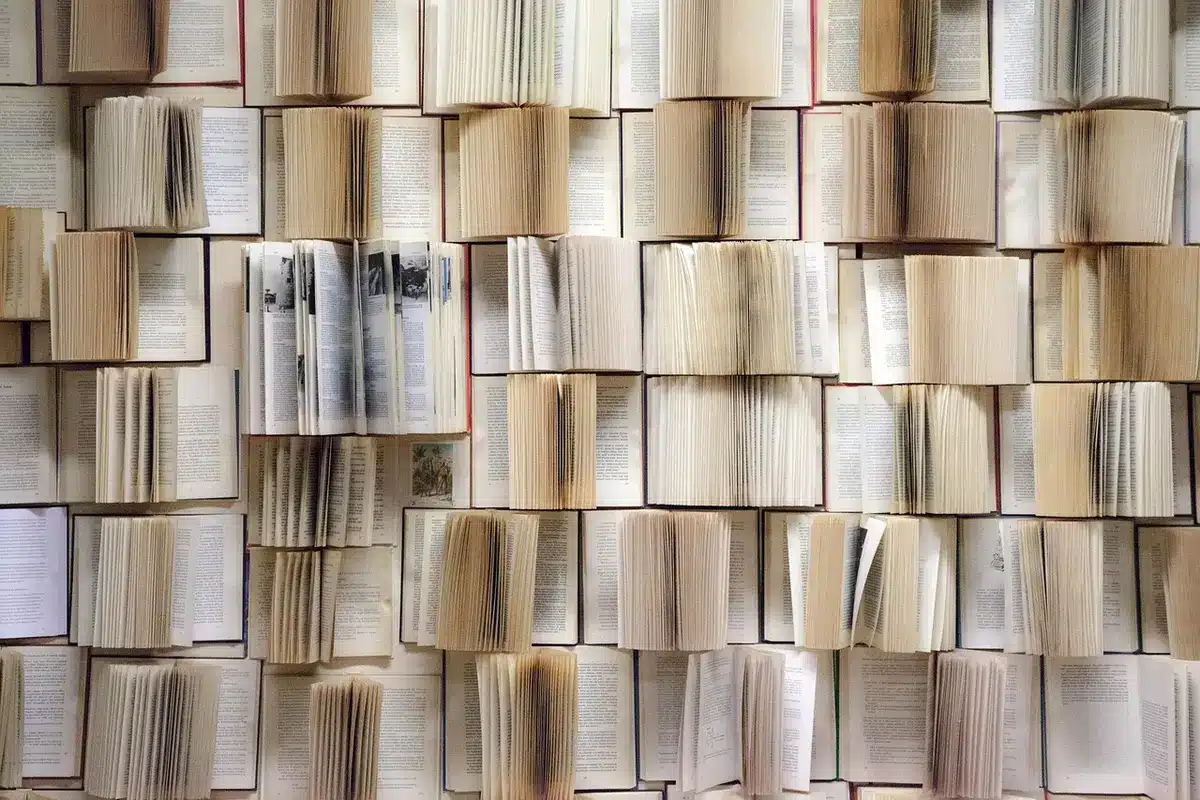 Otwarta książka leżąca na ławce, symbol adaptacji literackiej
