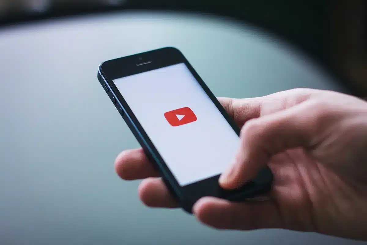 Smartfon z przefiltrowanym feedem mediów społecznościowych