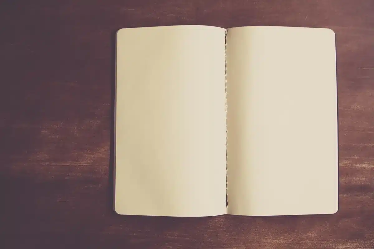 Notes i modlitewne akcesoria na stole jako symbol autorefleksji