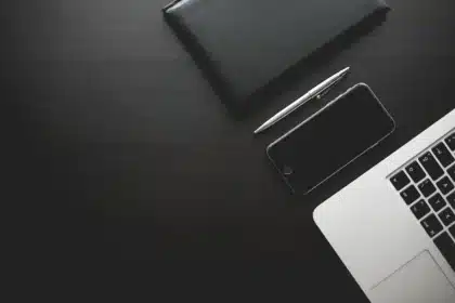 Poranny stolik z herbatą, notesem z listą zadań i zegarkiem