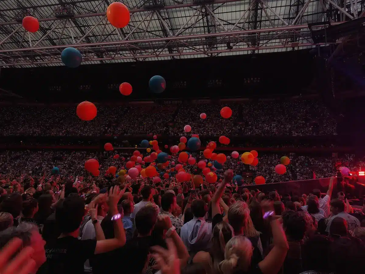 Tłumy fanów na stadionie podczas koncertu nocą