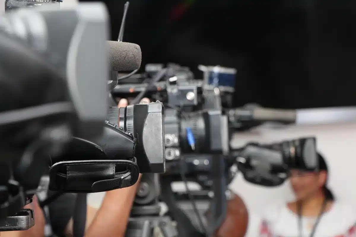 Prezes klubu z daleka podczas oświadczenia prasowego