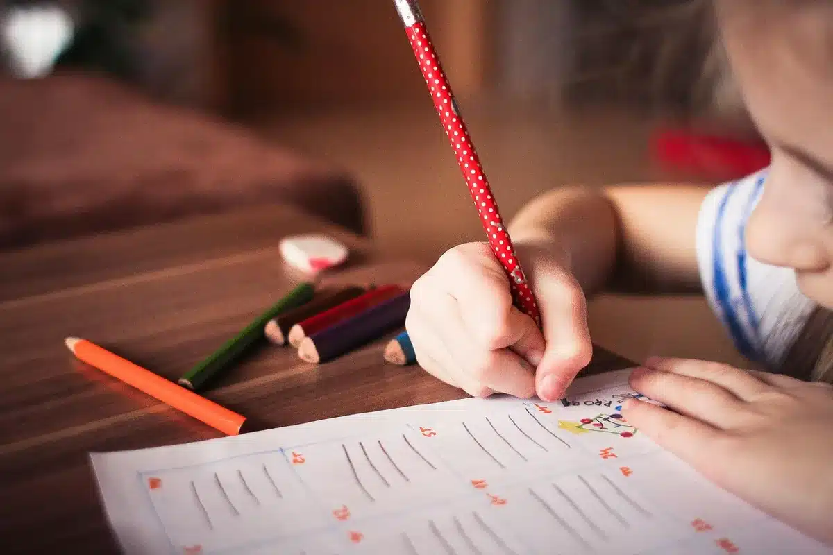 Model pozujący w pracowni przed grupą studentów Akademii Sztuk Pięknych