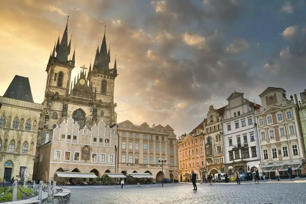 Plenerowy koncert na placu miejskim z widownią