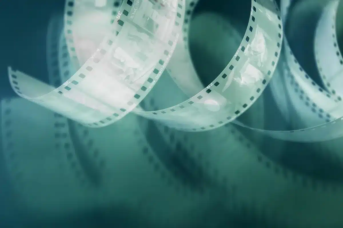 Plakatowy kolaż aktorów z filmu, bez identyfikowalnych twarzy