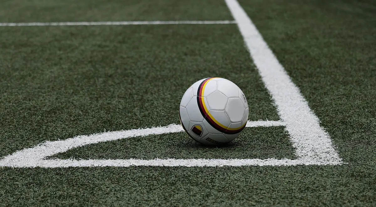 Akcja meczu na stadionie w Sewilli z piłkarzami walczącymi o piłkę