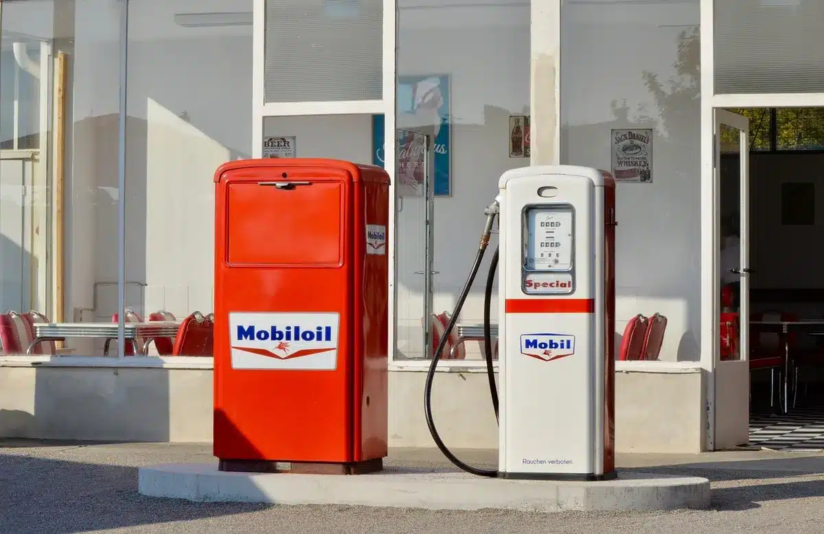 Tablica cen na stacji paliw pokazująca ceny benzyny, diesla i LPG