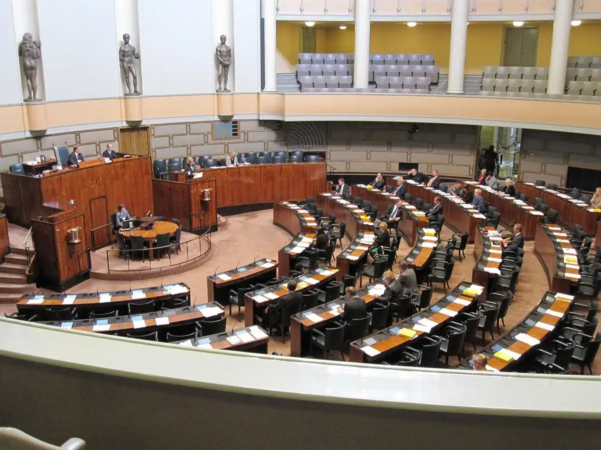 Pusty parlamentarny korytarz z rozrzuconymi teczkami i mównicą bez oznaczeń
