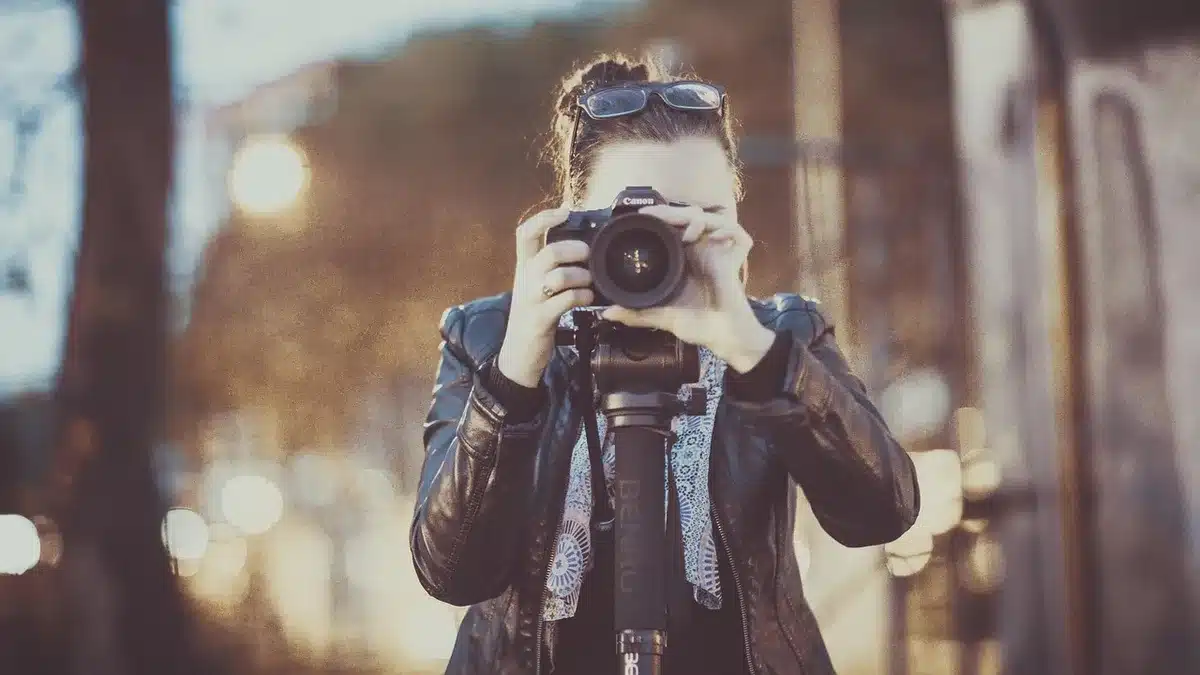 Fotograf robiący zdjęcia za kulisami wydarzenia