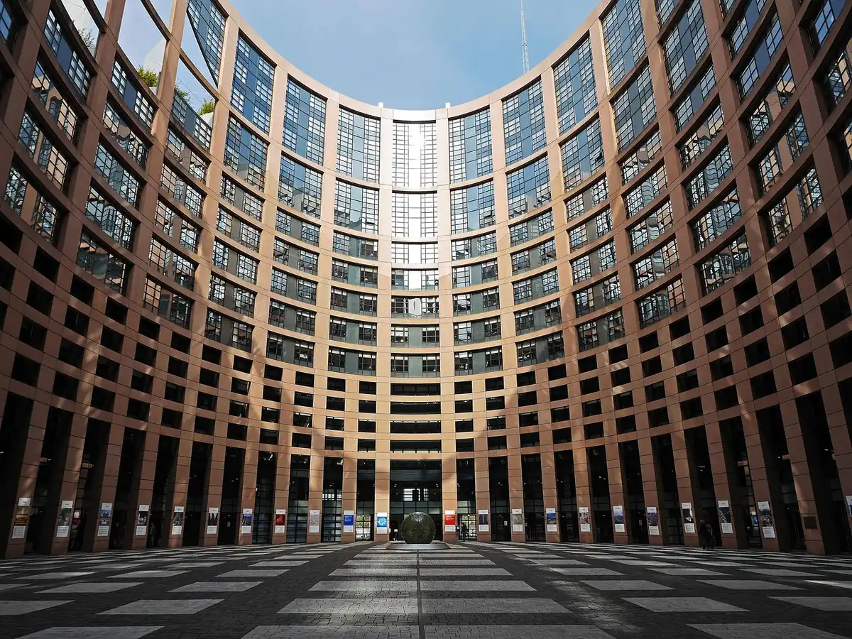 Dokumenty i stempel 'sankcje' na biurku symbolizujące politykę sankcyjną UE