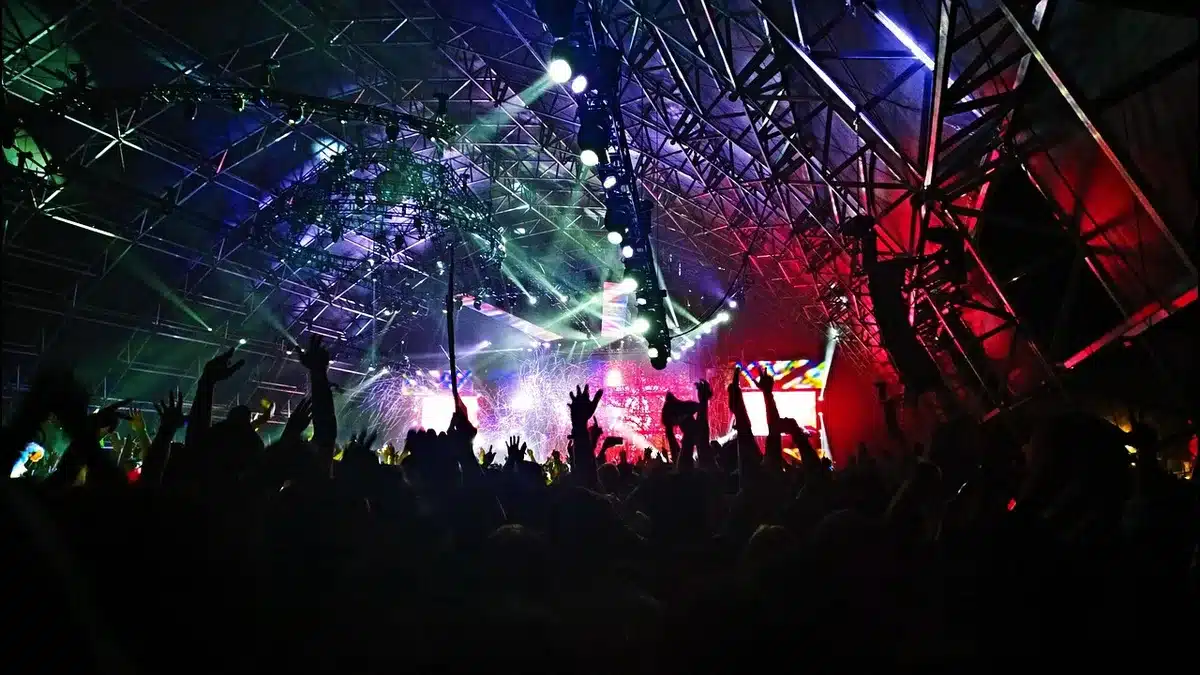 Scena festiwalowa i tłum na tle nadmorskiego krajobrazu Babich Dołów