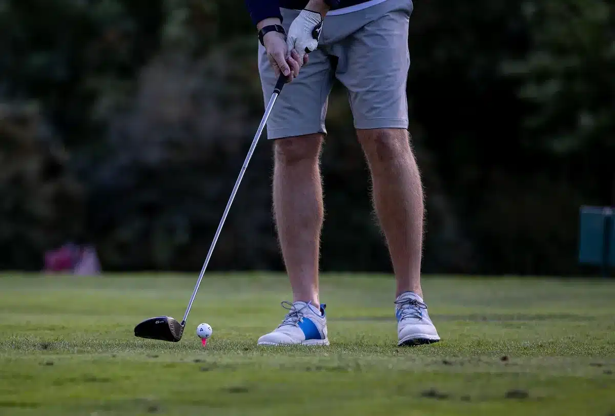 Pusty tor golfowy z opuszczonym namiotem i porzuconym sprzętem