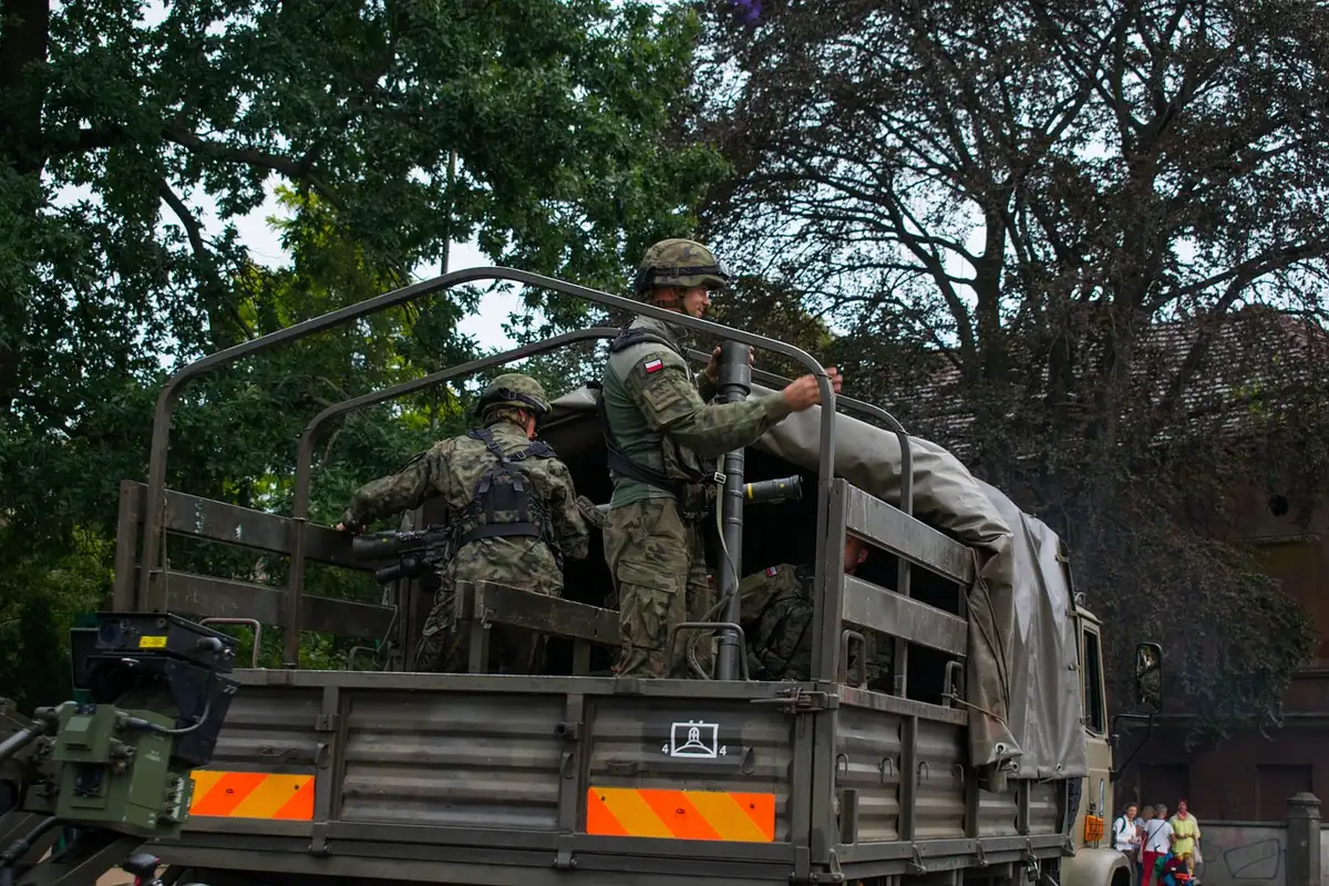 Żołnierze na poligonie reprezentujący dyskusję o stałej obecności USA w Polsce