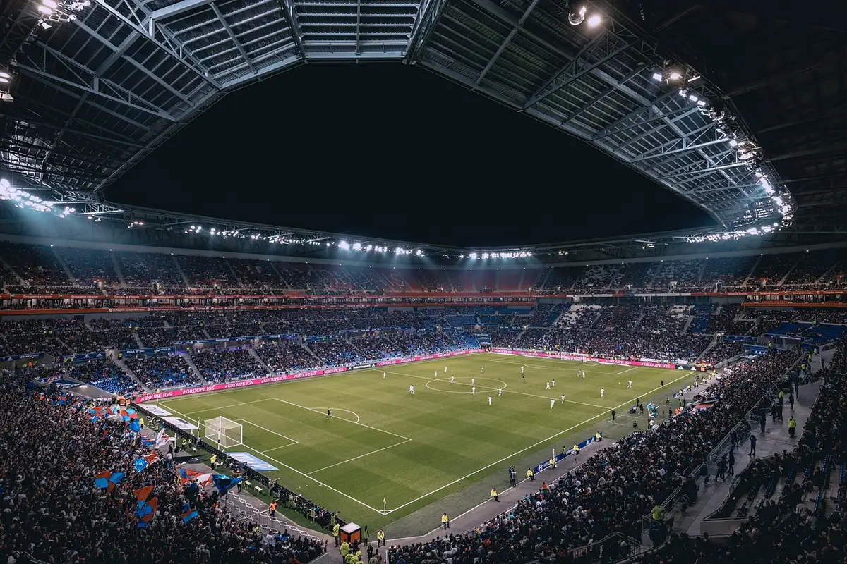 Zarząd i dyskusja organizacyjna na trybunach stadionu