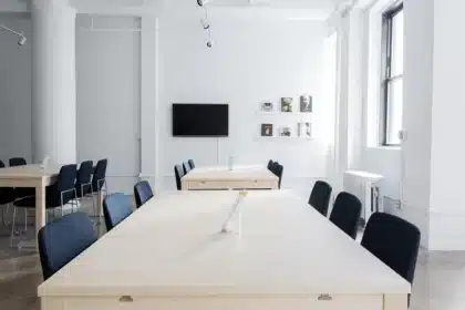 Pusty korytarz biurowy z krzesłami i dokumentami symbolizujący wakaty w zarządzie NBP