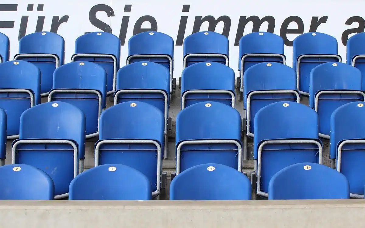 Grupa anonimowych uczestników w srebrnych pelerynkach podczas przemarszu La Caminata