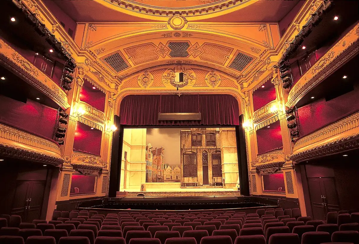 Klasyczna scena teatralna w stylu narodowym, symbol roli w Teatrze Narodowym