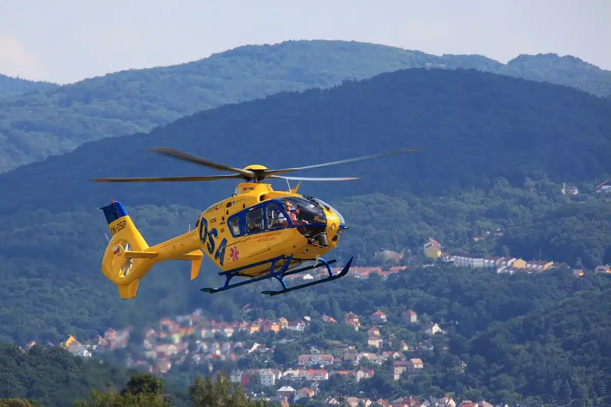 Śmigłowiec Lotniczego Pogotowia Ratunkowego i ratownicy przy ambulansie