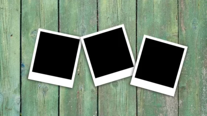 Anonimowe biurko z notatkami i pustym polaroidem symbolizujące brak przesłanego tytułu